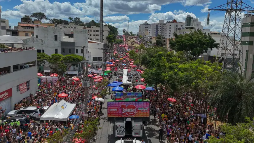 Confusão no Carnaval: PM usa spray de pimenta para conter briga em bloco de BH