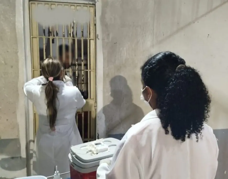 Presos e servidores do Presídio de Nanuque são vacinados contra a gripe em ação preventiva
